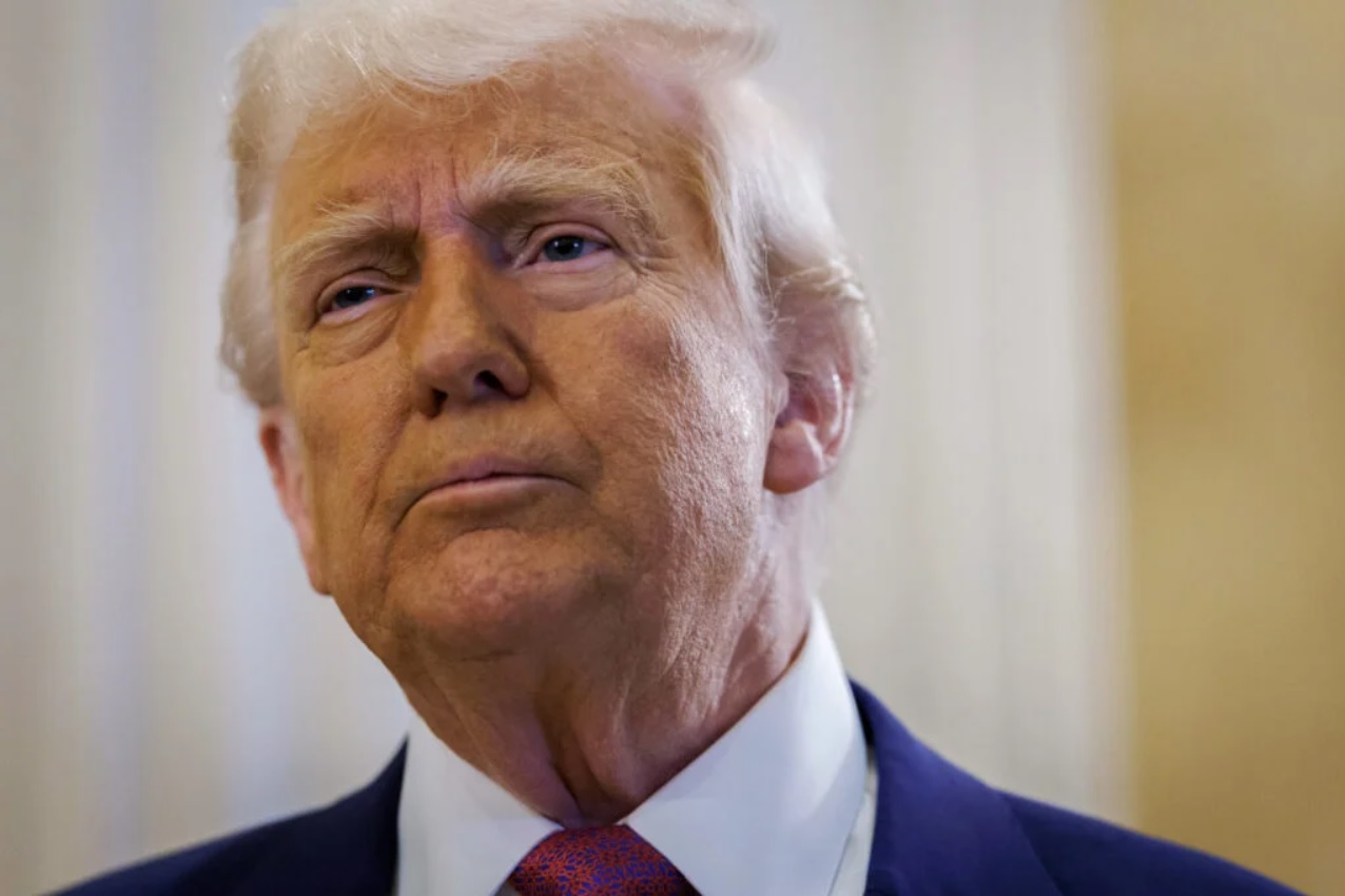 “Ridicule” ou message politique ? L’image de fond de Donald Trump fait polémique