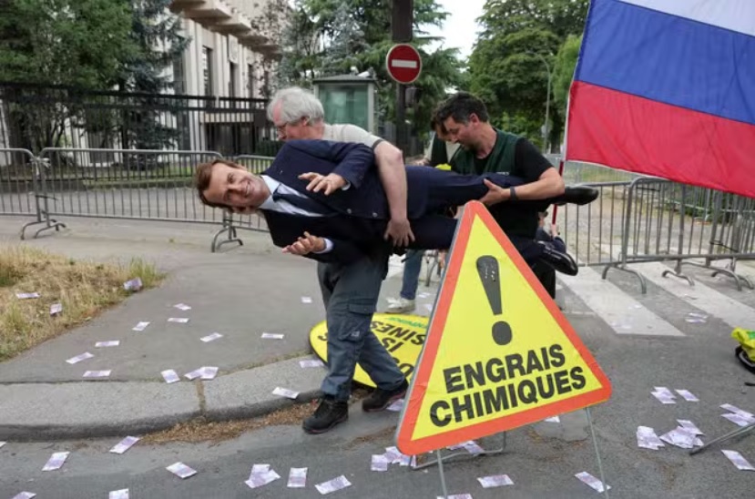Coup de force de Greenpeace : Macron ciblé pour ses relations économiques avec la Russie