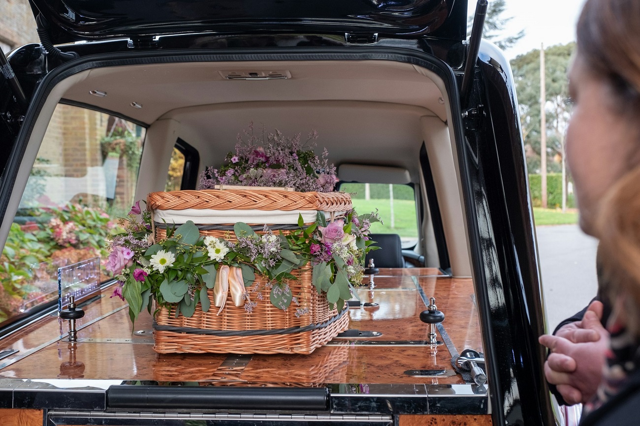 Réveil dans un cercueil : une femme de 88 ans déclarée morte par erreur en République tchèque