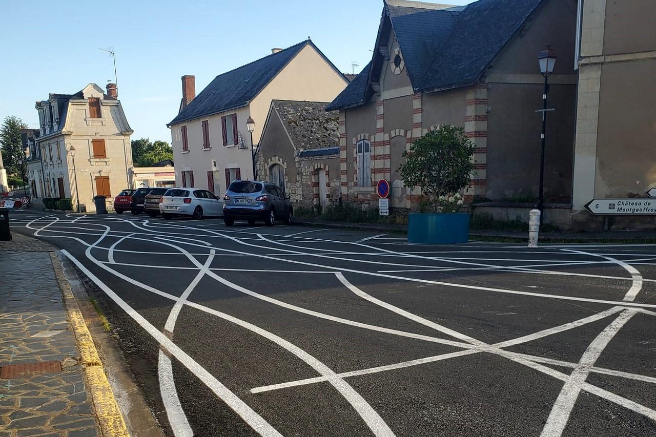 Cette route de Baune aux lignes étranges devient virale sur les réseaux
