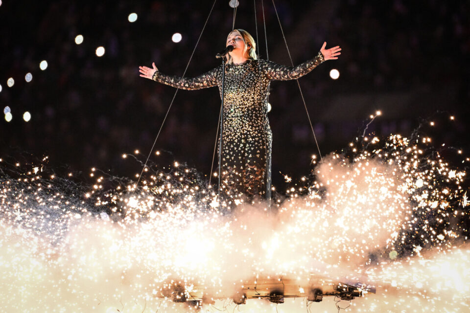 Eurovision 2025 : Louane en difficulté à cause de la scénographie qui imite une tempête de sable