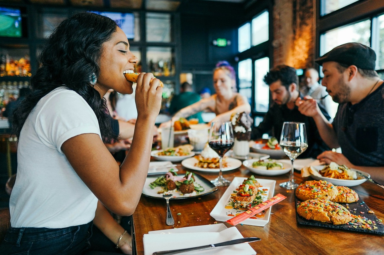Un restaurateur fait payer les désistements de dernière minute : génie ou erreur commerciale ?
