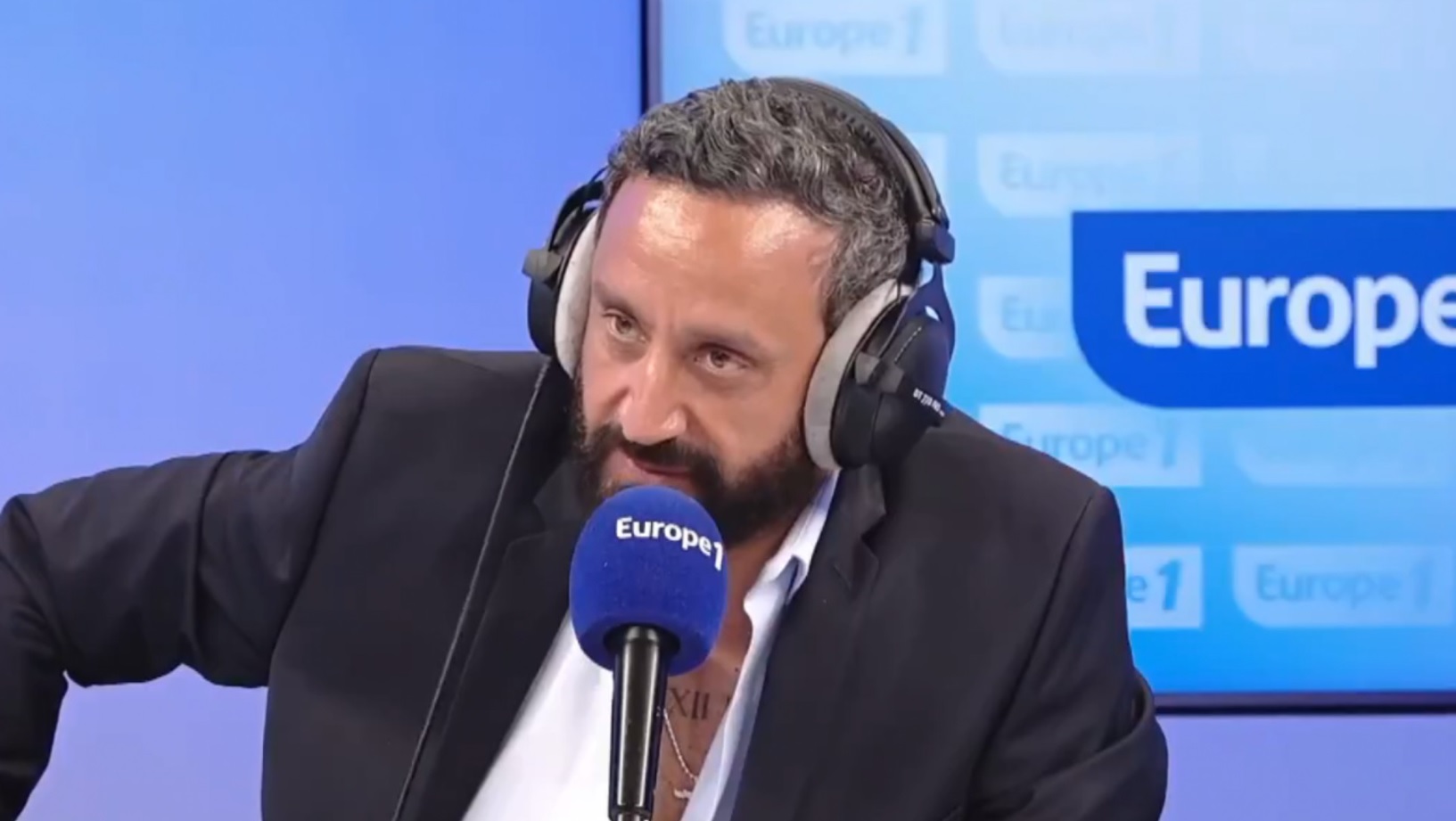 Cyril Hanouna annonce le départ de Gauthier Le Bret : un chroniqueur emblématique s’en va