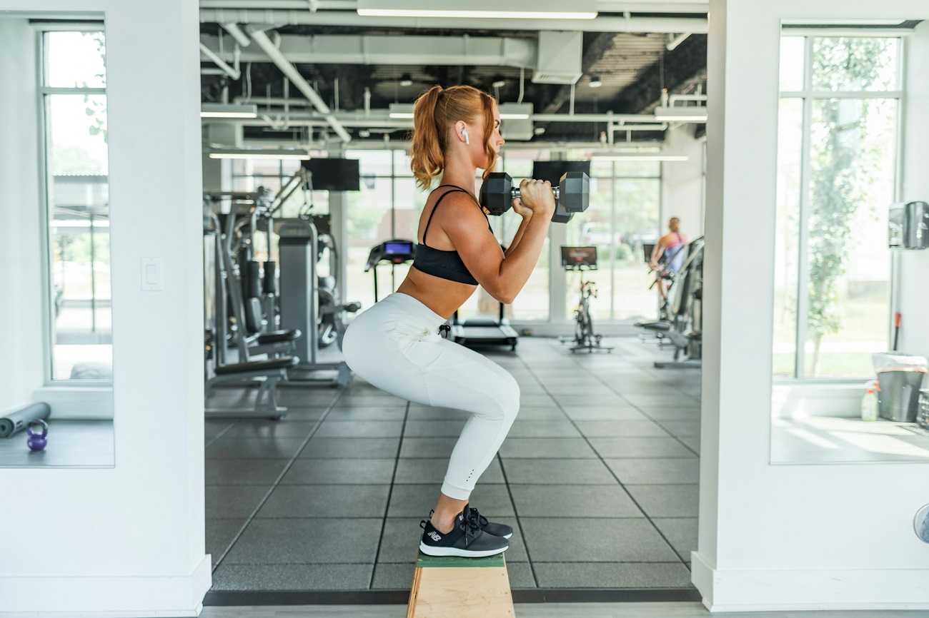 Squat espagnol : la version sans douleur pour des jambes toniques
