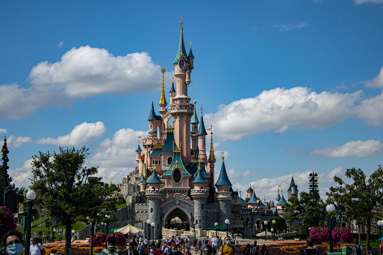 Faux mariage à Disneyland : deux suspects déférés à Meaux après une cérémonie déroutante