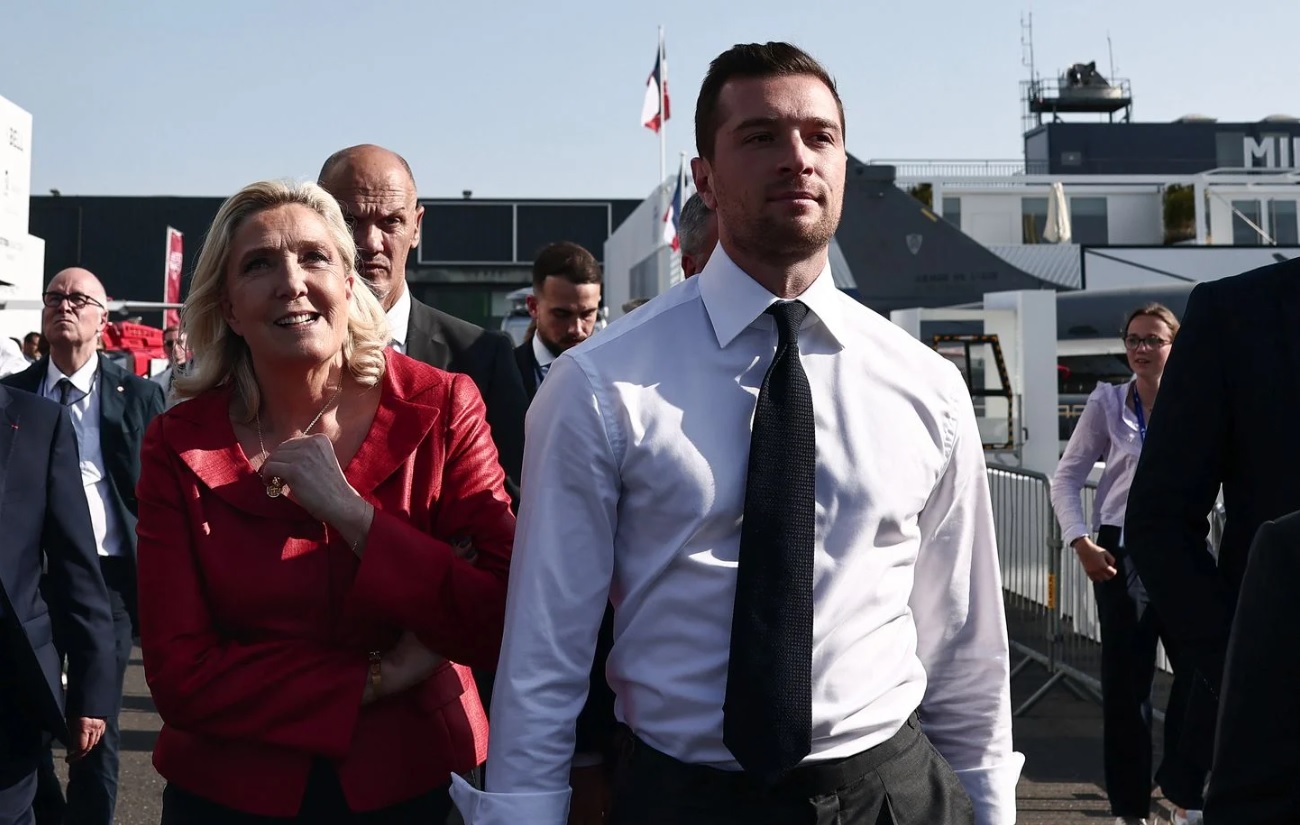 Salon du Bourget : Jordan Bardella pique la blague de Cauet pour tacler François Bayrou
