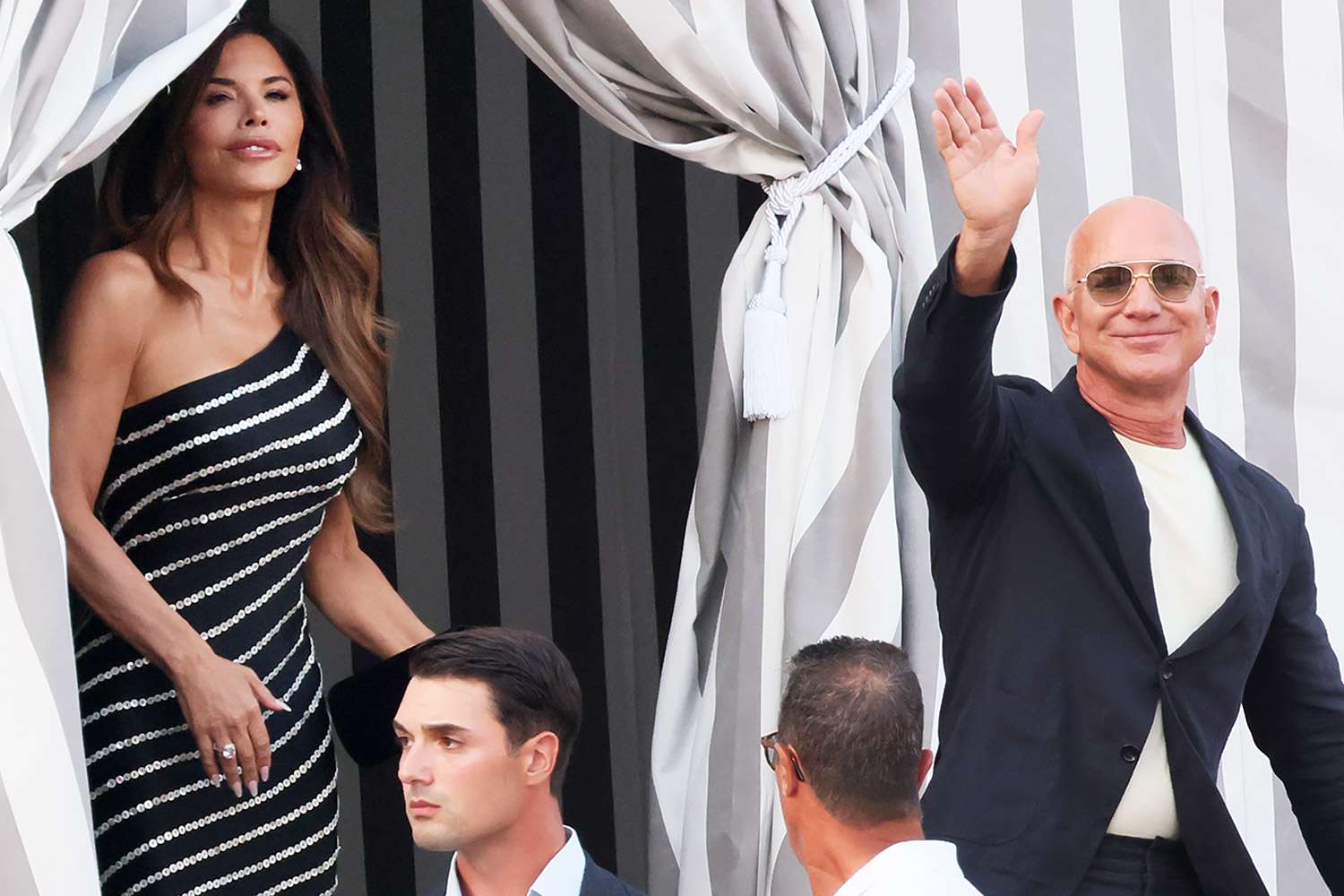 Jeff Bezos et Lauren Sanchez s’échangent les alliances dans un décor de rêve… mais pas sans critiques