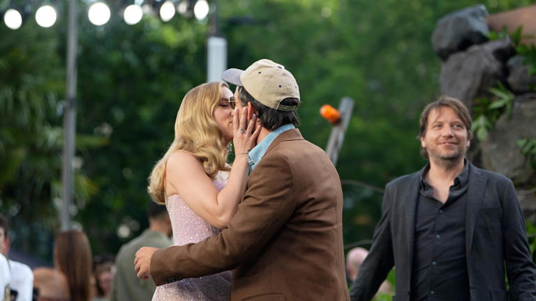 Pourquoi Scarlett Johansson a embrassé un autre homme devant son mari Colin Jost
