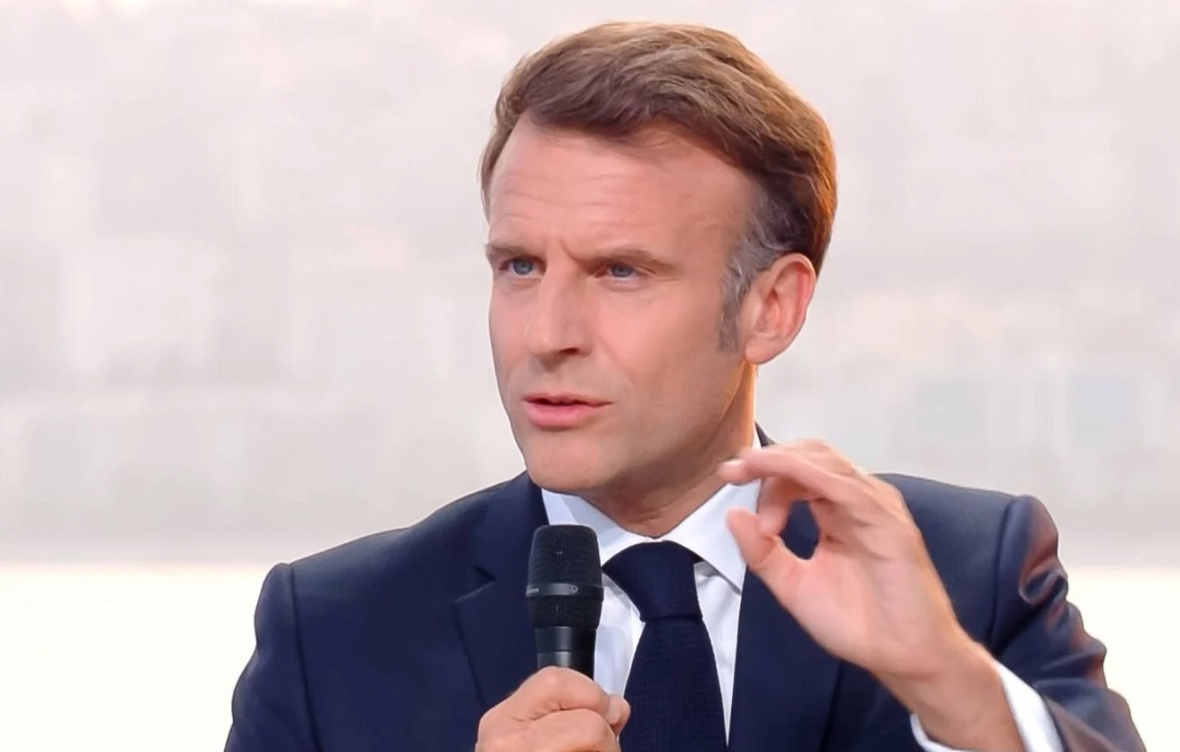 Meurtre dans un collège : la réponse immédiate d’Emmanuel Macron fait débat