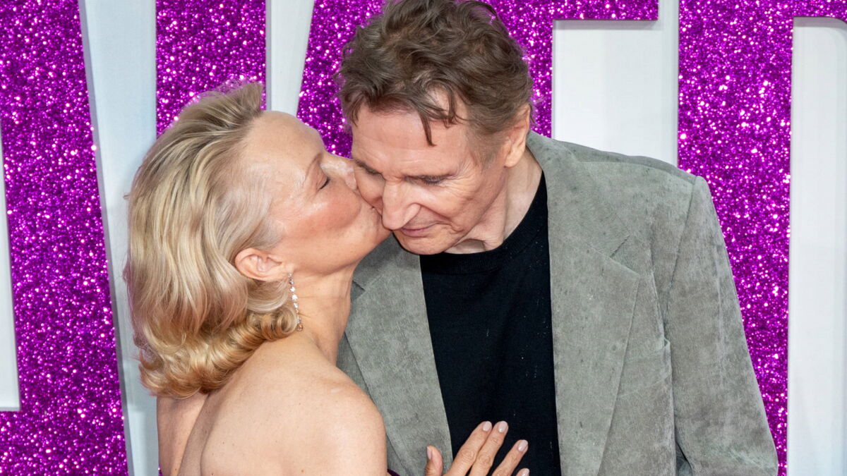 Coup de foudre sur le tournage de The Naked Gun : Pamela Anderson et Liam Neeson ne se quittent plus