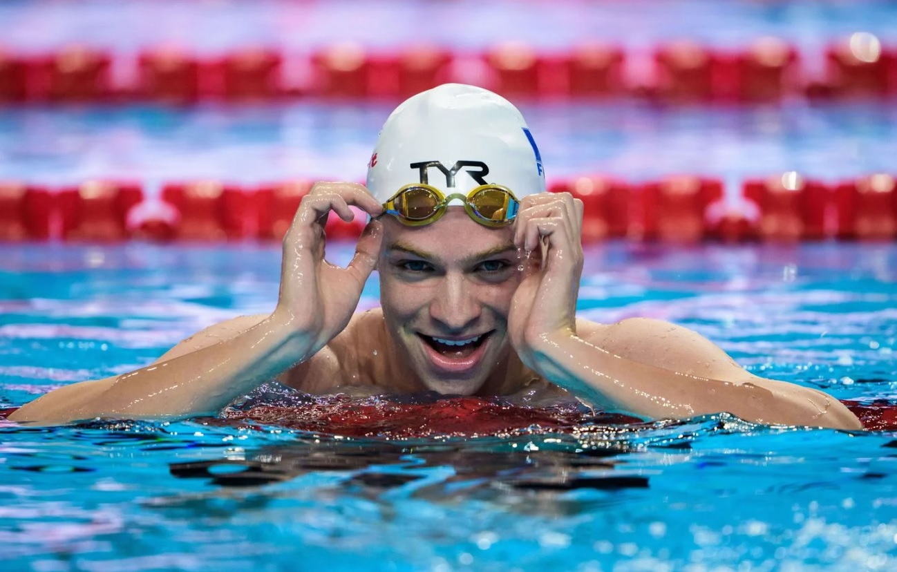 Léon Marchand explose le record du monde du 200m 4 nages à Singapour