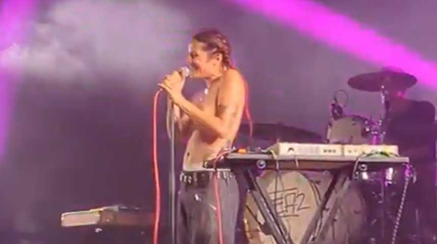 Agressée en plein concert, elle termine seins nus pour faire passer un message fort
