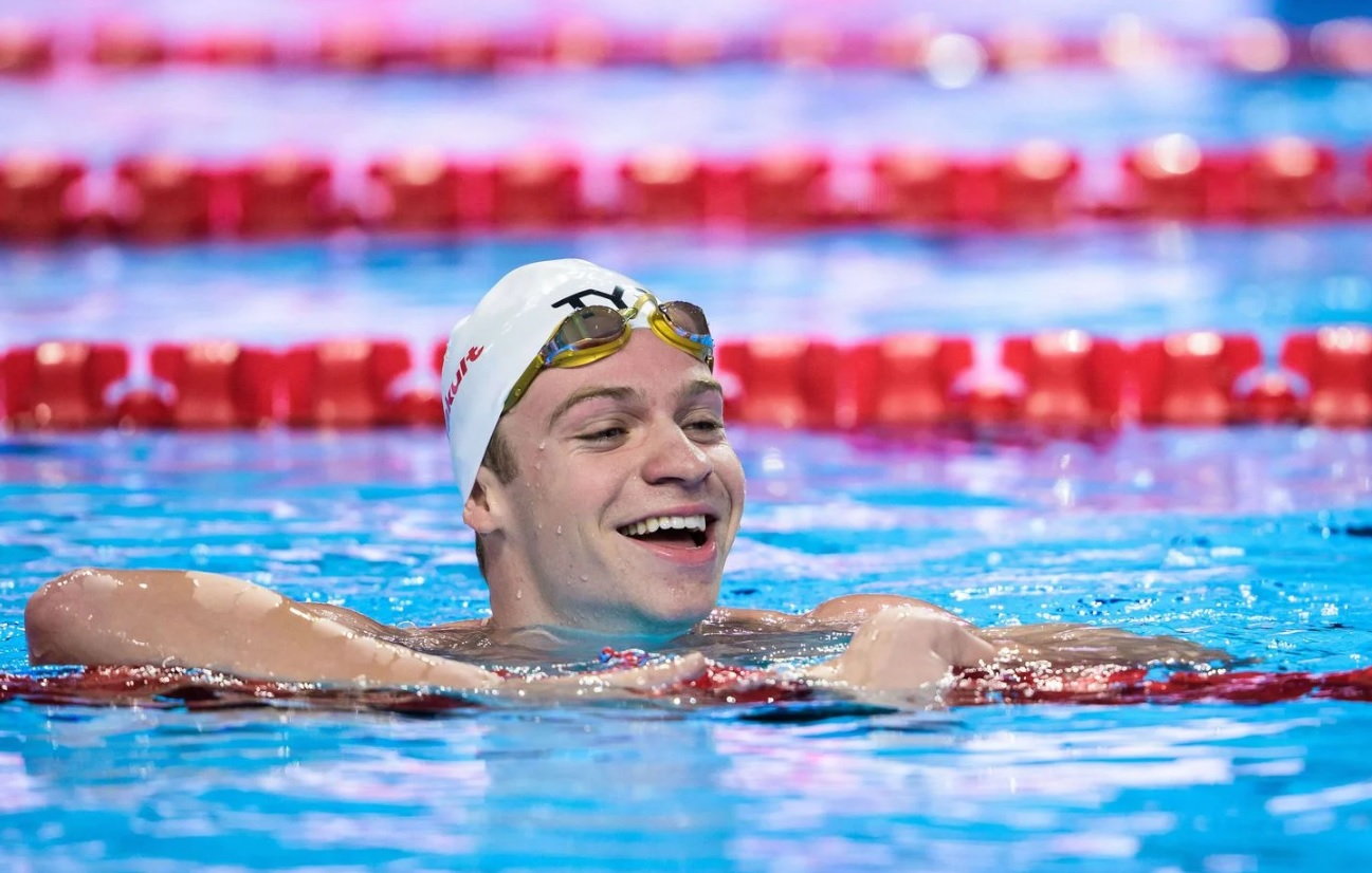 Mondiaux de natation 2025 : Léon Marchand pulvérise le 200 m 4 nages et entre définitivement dans la légende