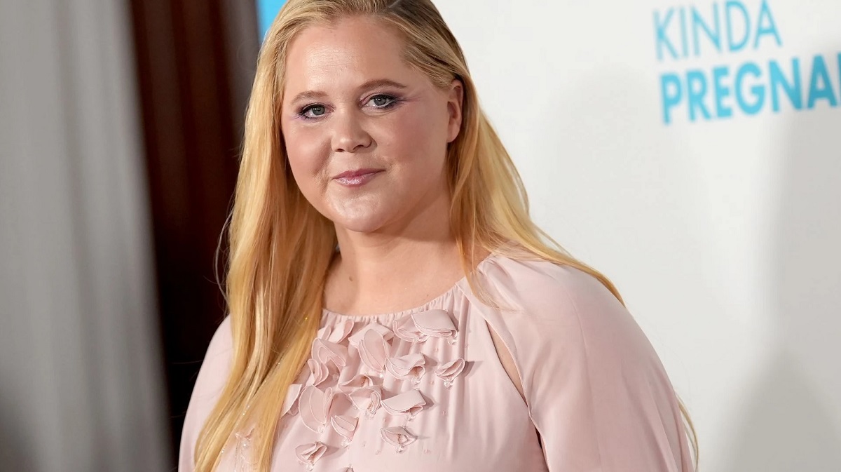 Amy Schumer rassure ses fans après son opération de la colonne vertébrale