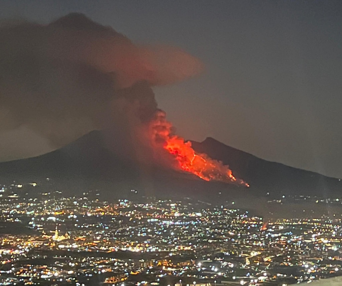 Incendie au Vésuve : les touristes interdits d’accès face à des flammes hors de contrôle
