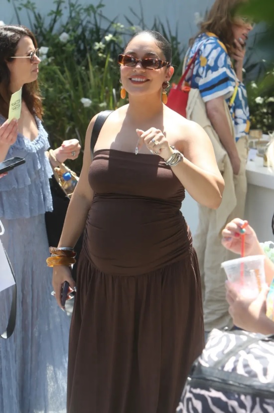 Vanessa Hudgens affiche son baby bump lors d’une apparition très remarquée
