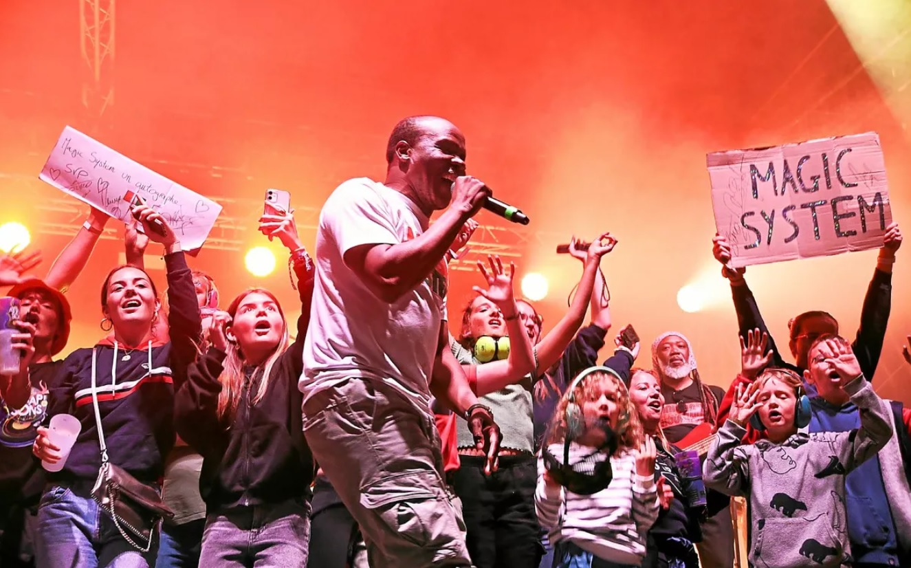 Du jamais vu : entre 15 000 et 20 000 personnes restées dehors pour le concert de Magic System à Concarneau