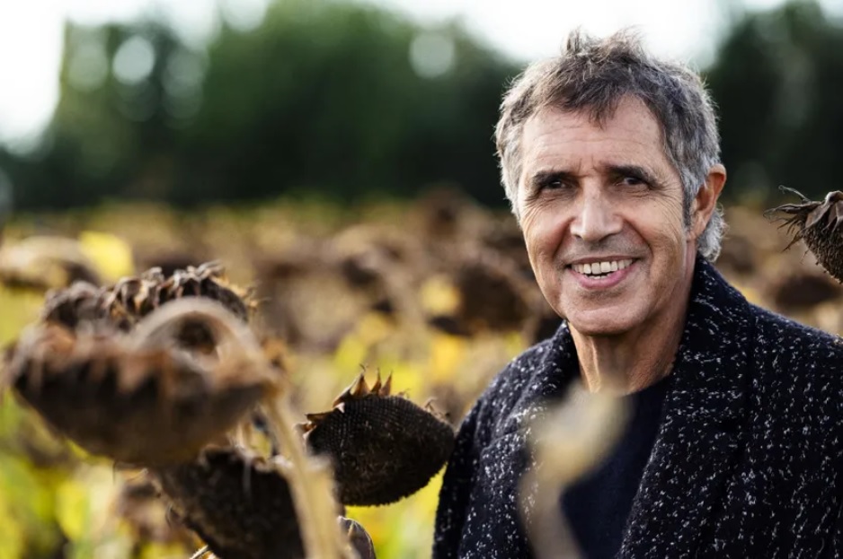 Je suis un piètre grand-père : Julien Clerc, à la fois papa et papy à 77 ans, fait une confidence inattendue sur son rôle de grand-père