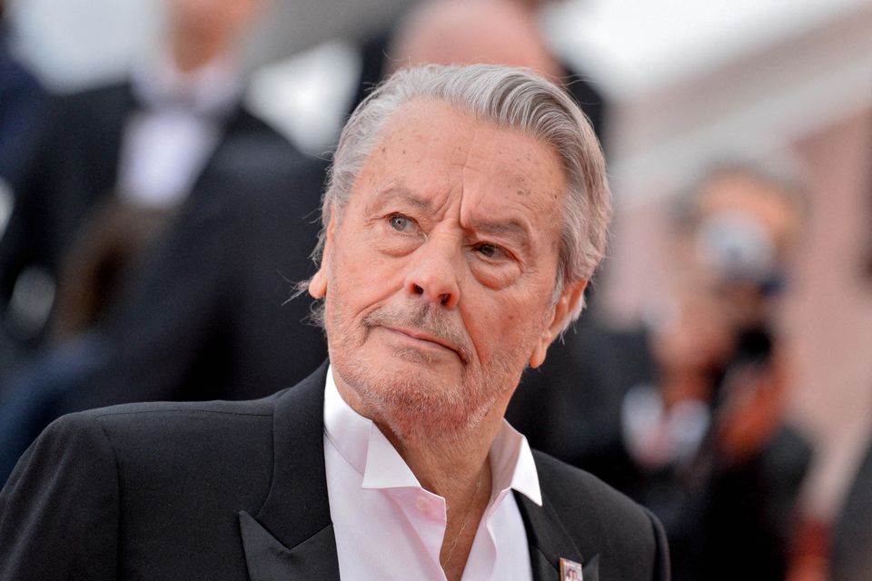 Mort d’Alain Delon : ses enfants seront-ils présents à la cérémonie d’hommage ?