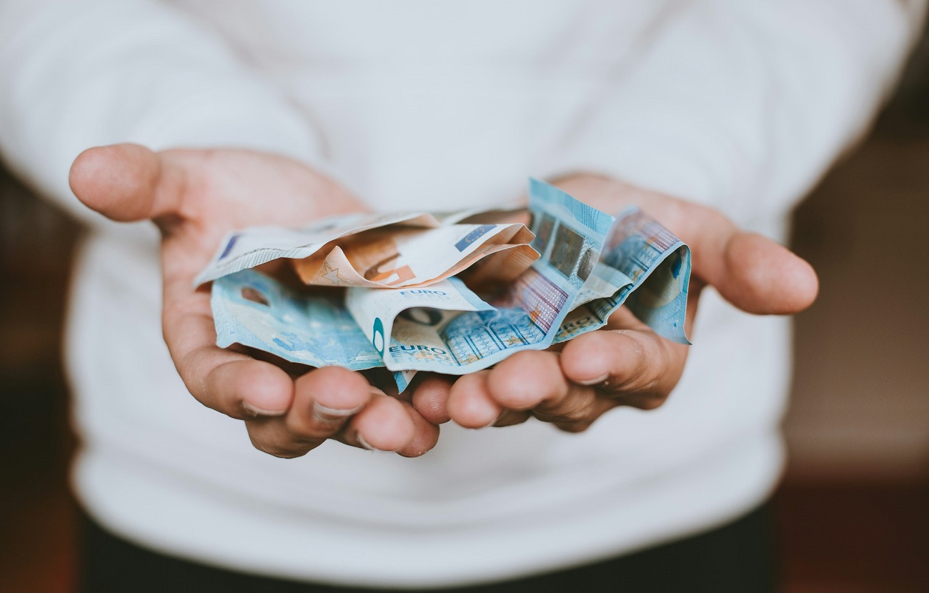Près de 40 000 euros versés par erreur : une salariée touche 20 mois de salaire et refuse de rendre l’argent