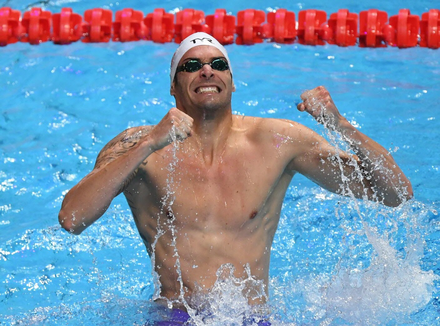 Camille Lacourt en larmes après la victoire historique de Maxime Grousset aux Mondiaux de natation 2025