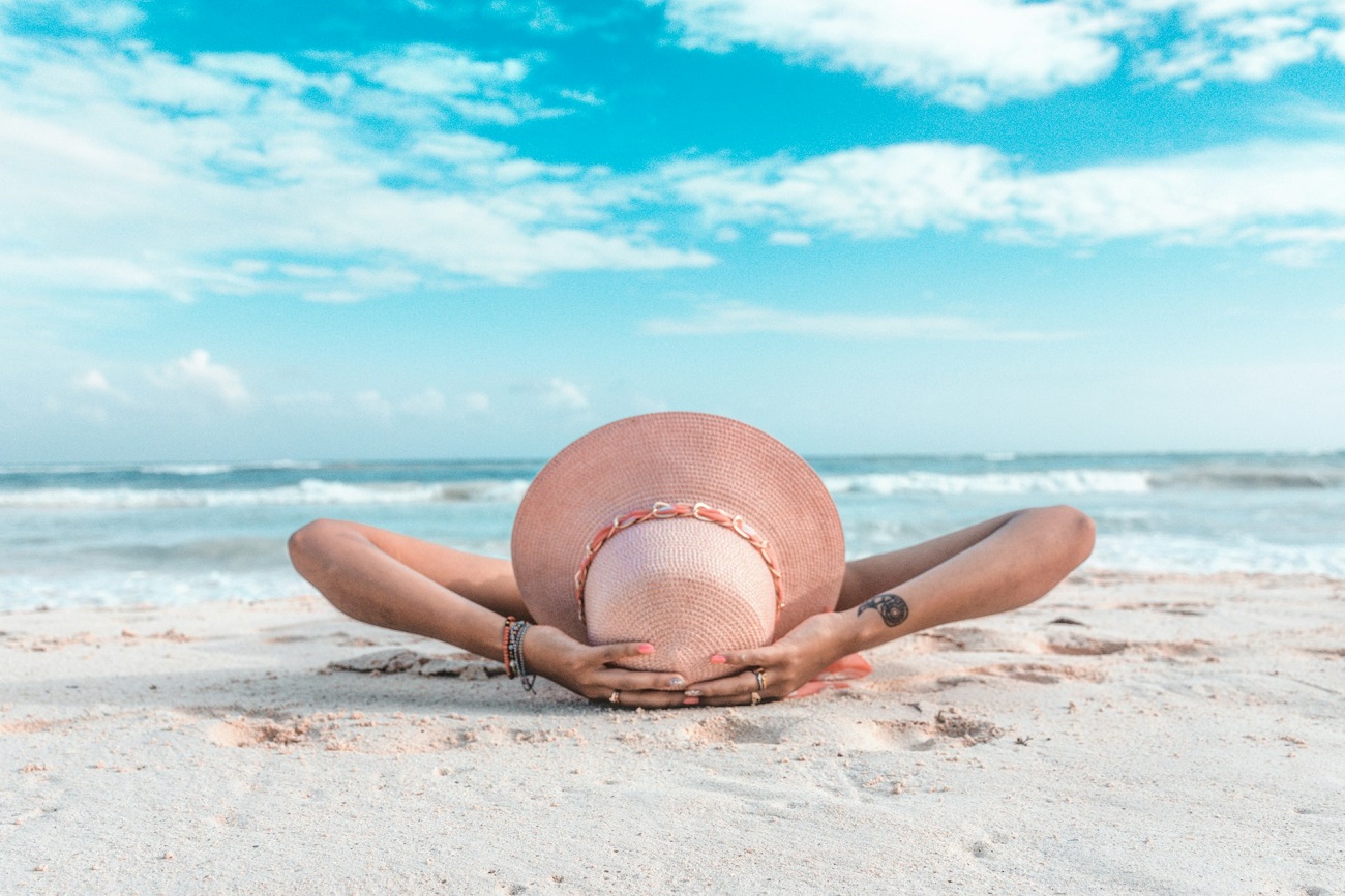 Vacances d’été 2025 : les Français partent… mais dépensent beaucoup moins