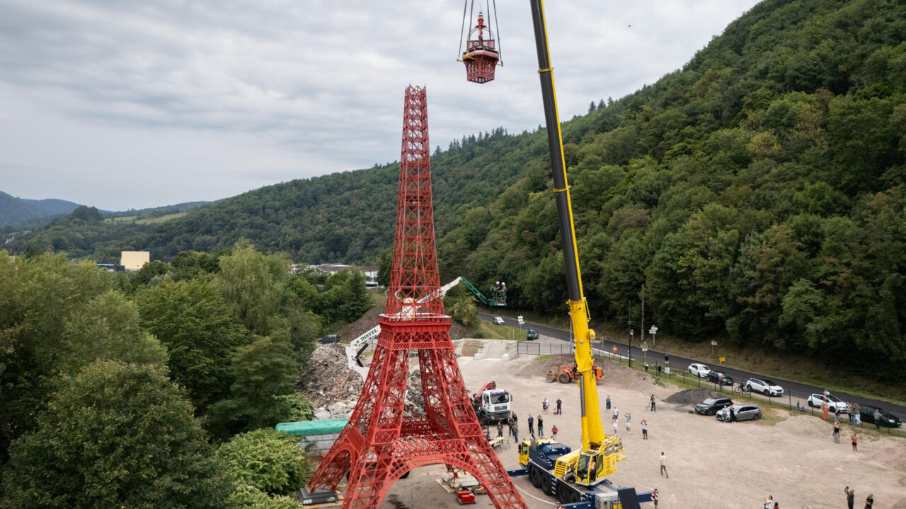 En Alsace, une réplique exacte de la Tour Eiffel de 30 mètres vient d’être achevée