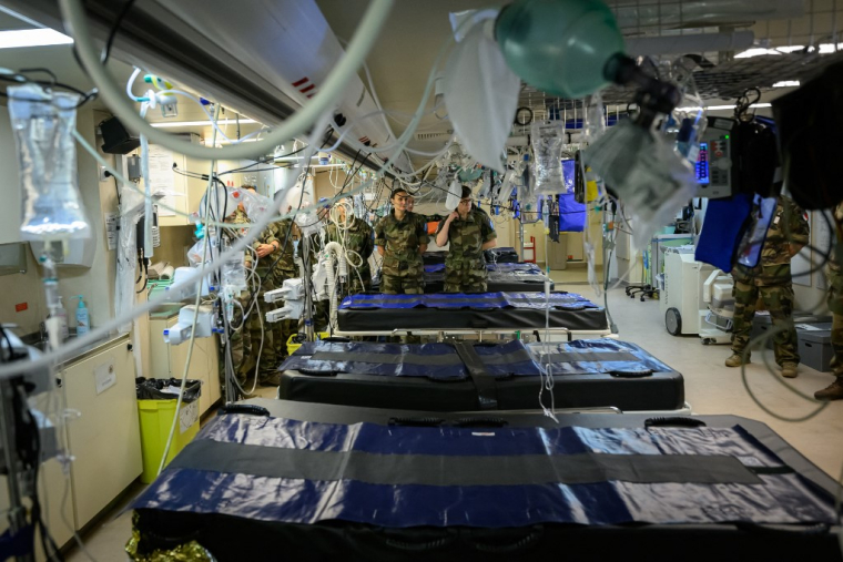 Les hôpitaux français invités à anticiper un afflux massif de blessés militaires d’ici mars 2026 : ce que disent les instructions du ministère de la Santé