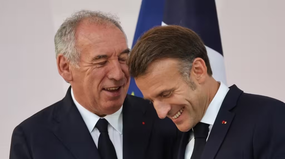 Macron apporte « son soutien total » à François Bayrou avant le vote de confiance