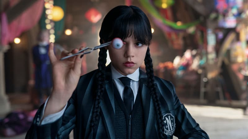 Jenna Ortega envoûte New York avec sa chevelure noire XXL et son look gothique sexy