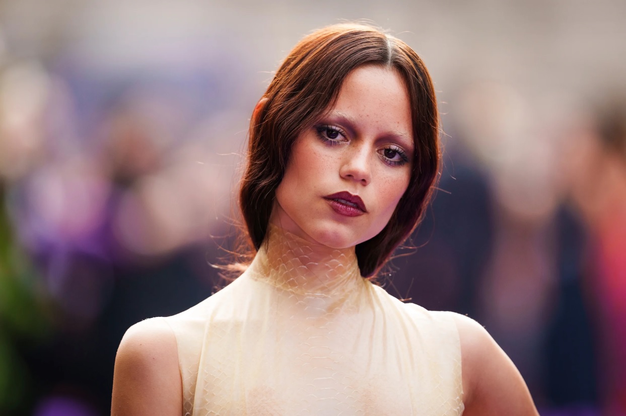 Jenna Ortega victime d'une déferlante de critiques après son apparition à l'avant-première de Mercredi : que lui reproche-t-on exactement ?