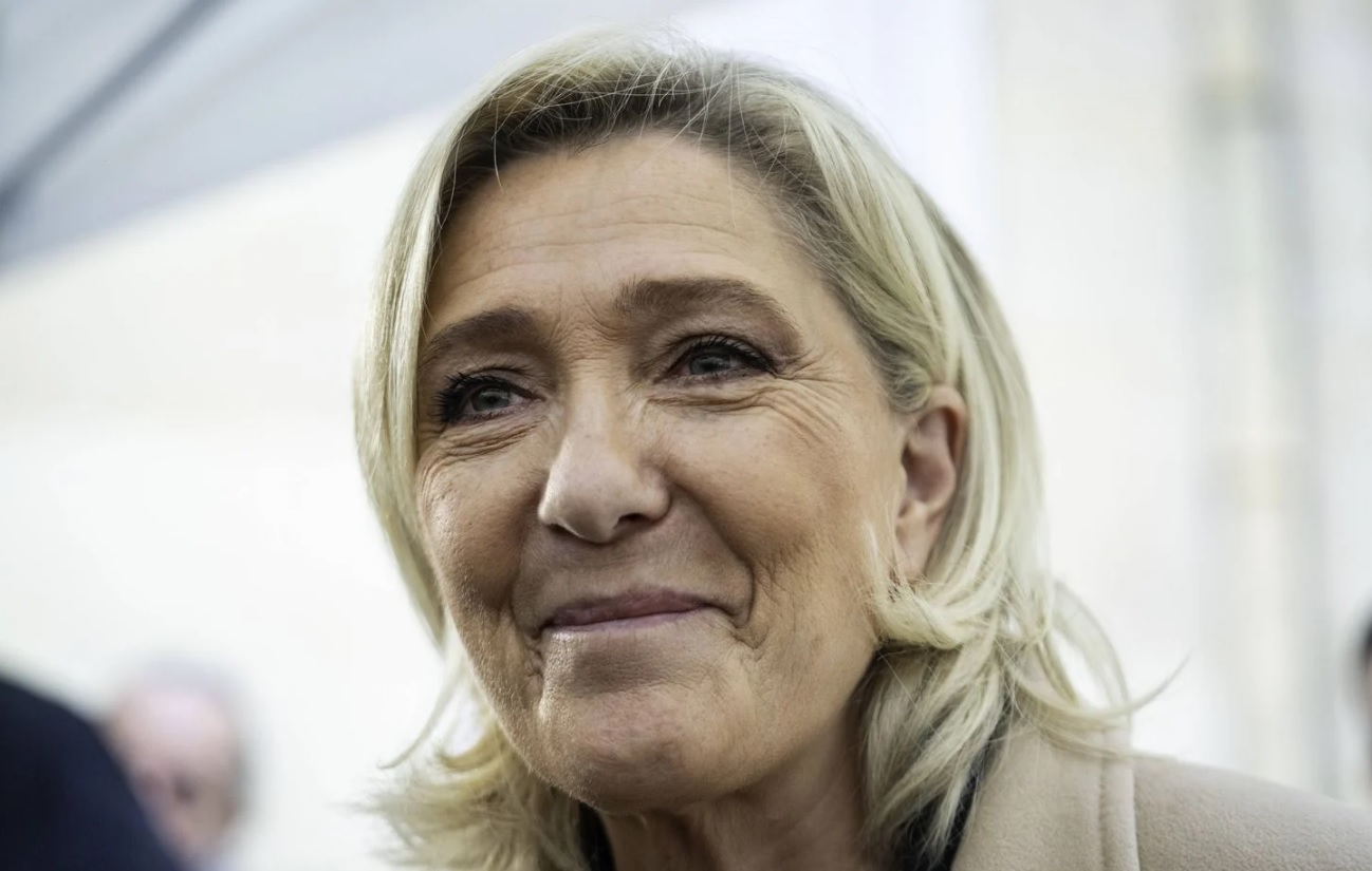 Une photo retouchée de Marine Le Pen pour son anniversaire fait réagir toute la toile