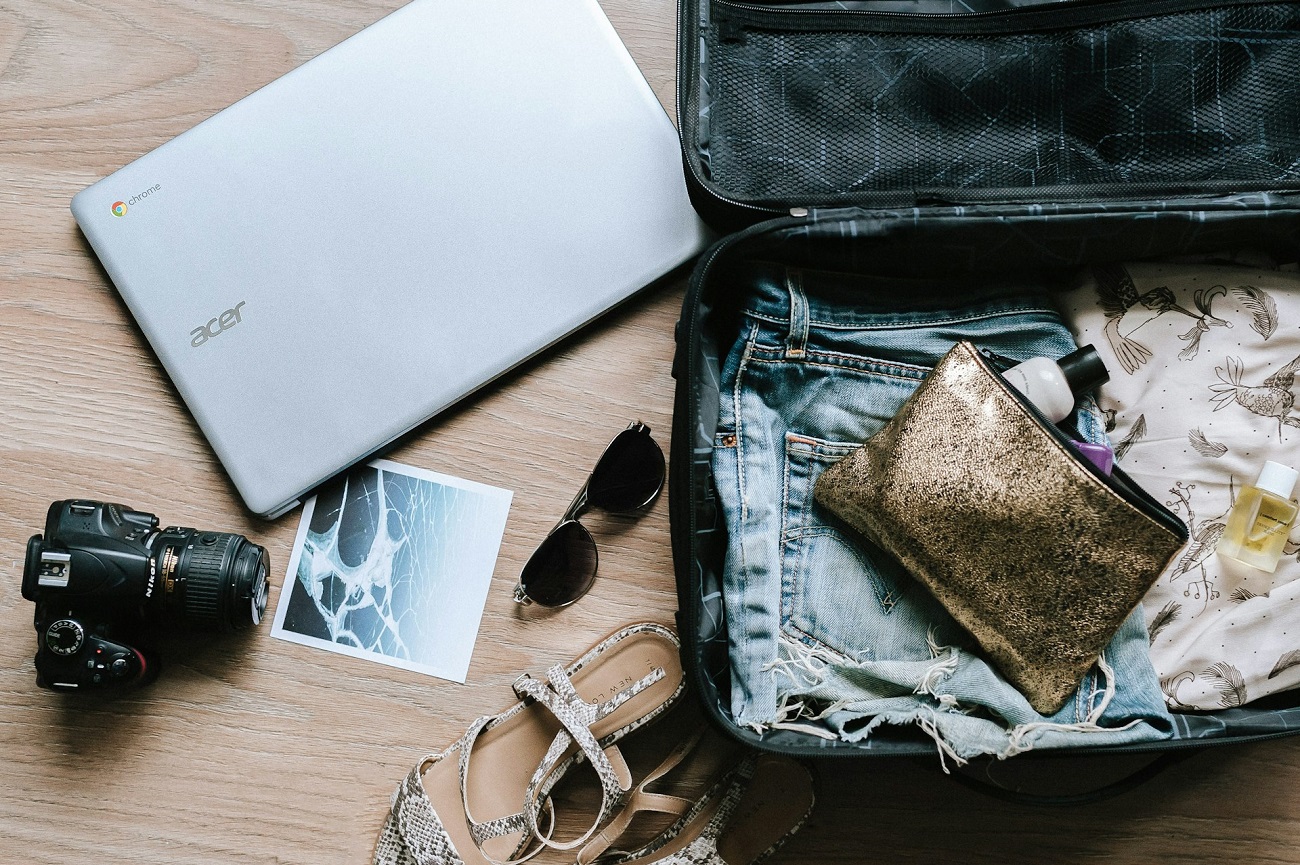 Valise de vacances : la méthode 3-3-3 qui fait fureur pour voyager léger sans rien oublier