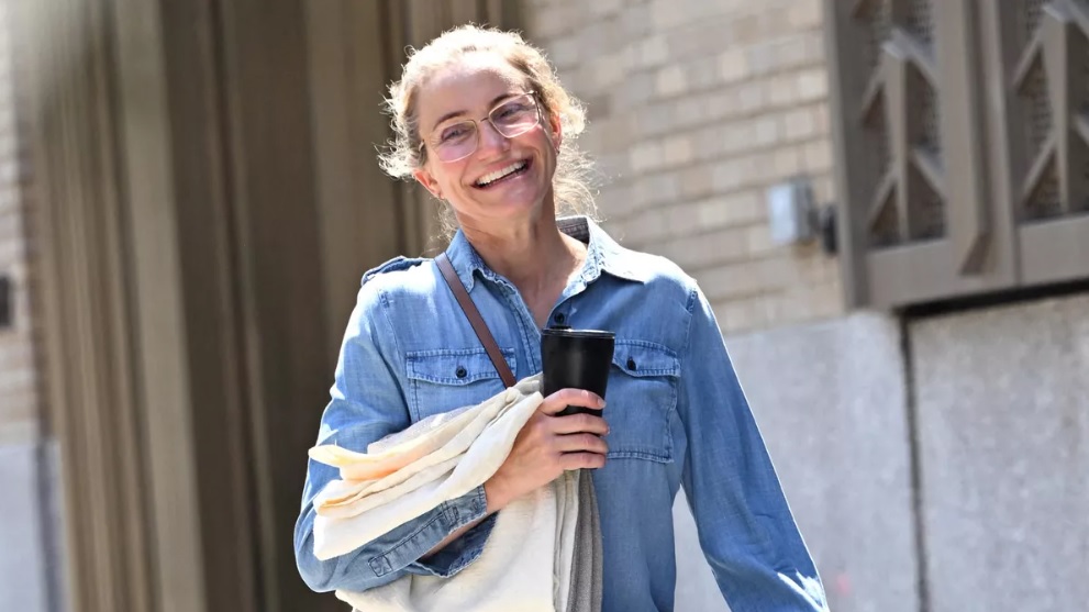 Cameron Diaz naturelle et rayonnante à New York : lunettes, denim et zéro maquillage