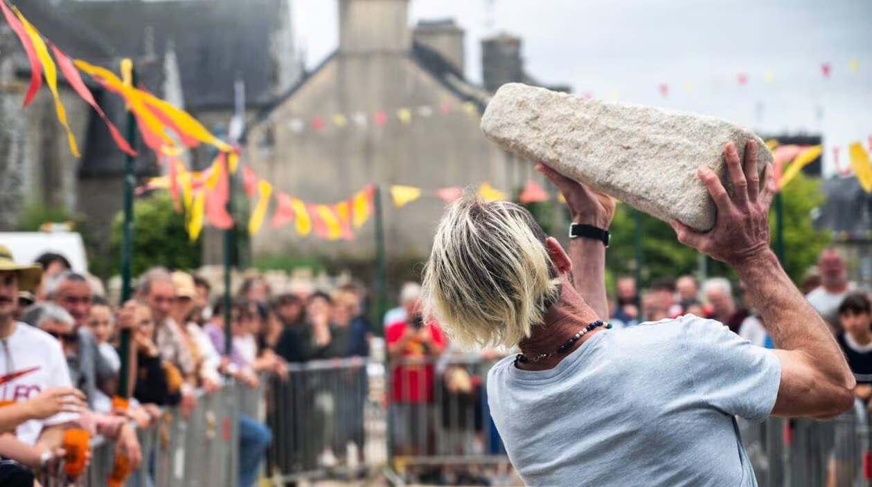 Lancer de menhir : ambiance Obélix et exploits bretons à Guerlesquin