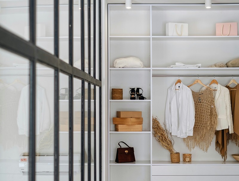 Cette astuce ingénieuse et ultra économique permet de tripler l'espace de son dressing