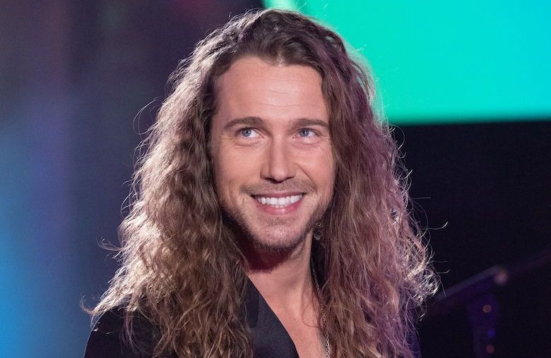 Mes propres cheveux et mes propres dents : Julien Doré joue la carte de l’authenticité et tacle ses pairs