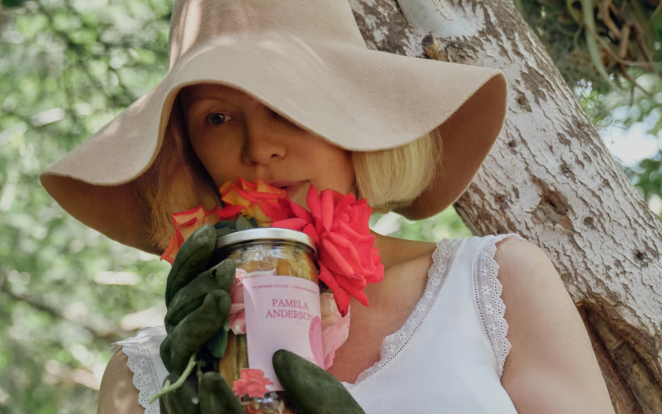 pamela-anderson-cornichons-rose-solidaires