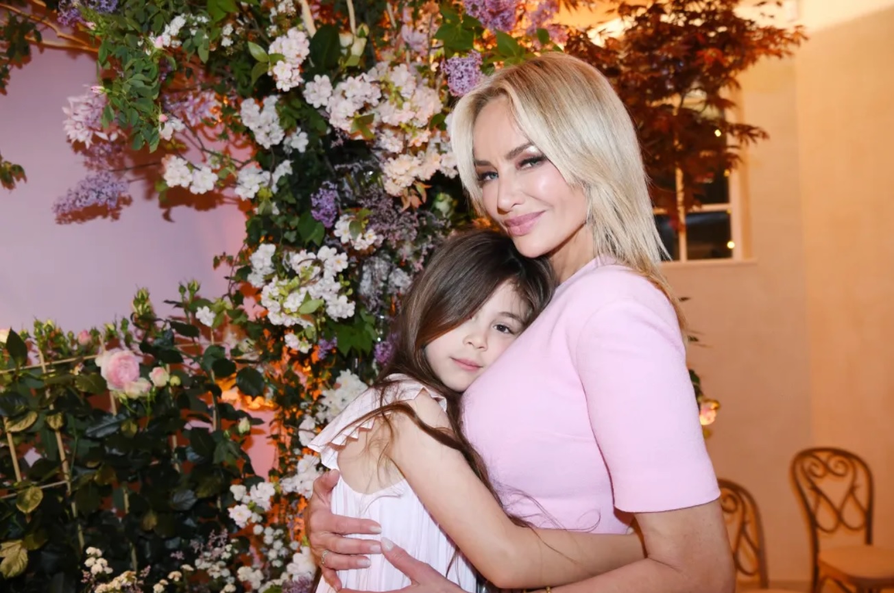 Adriana Karembeu partage une photo tendre avec Nina et sa nouvelle coiffure