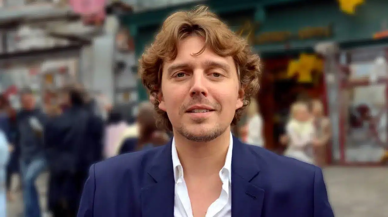 Je ne cherche pas une mère de substitution : Alex Vizorek se confie sur sa relation avec une femme plus âgée