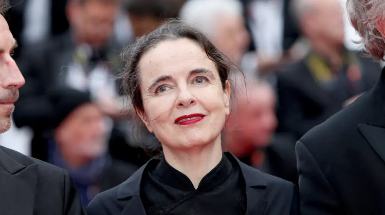 Tant mieux : Amélie Nothomb raconte l’enfance brisée de sa mère dans son nouveau roman