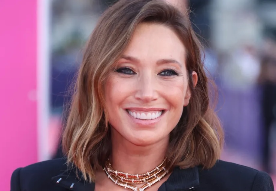 Mini-robe noire et perles XXL : Laura Smet électrise le Festival de Deauville