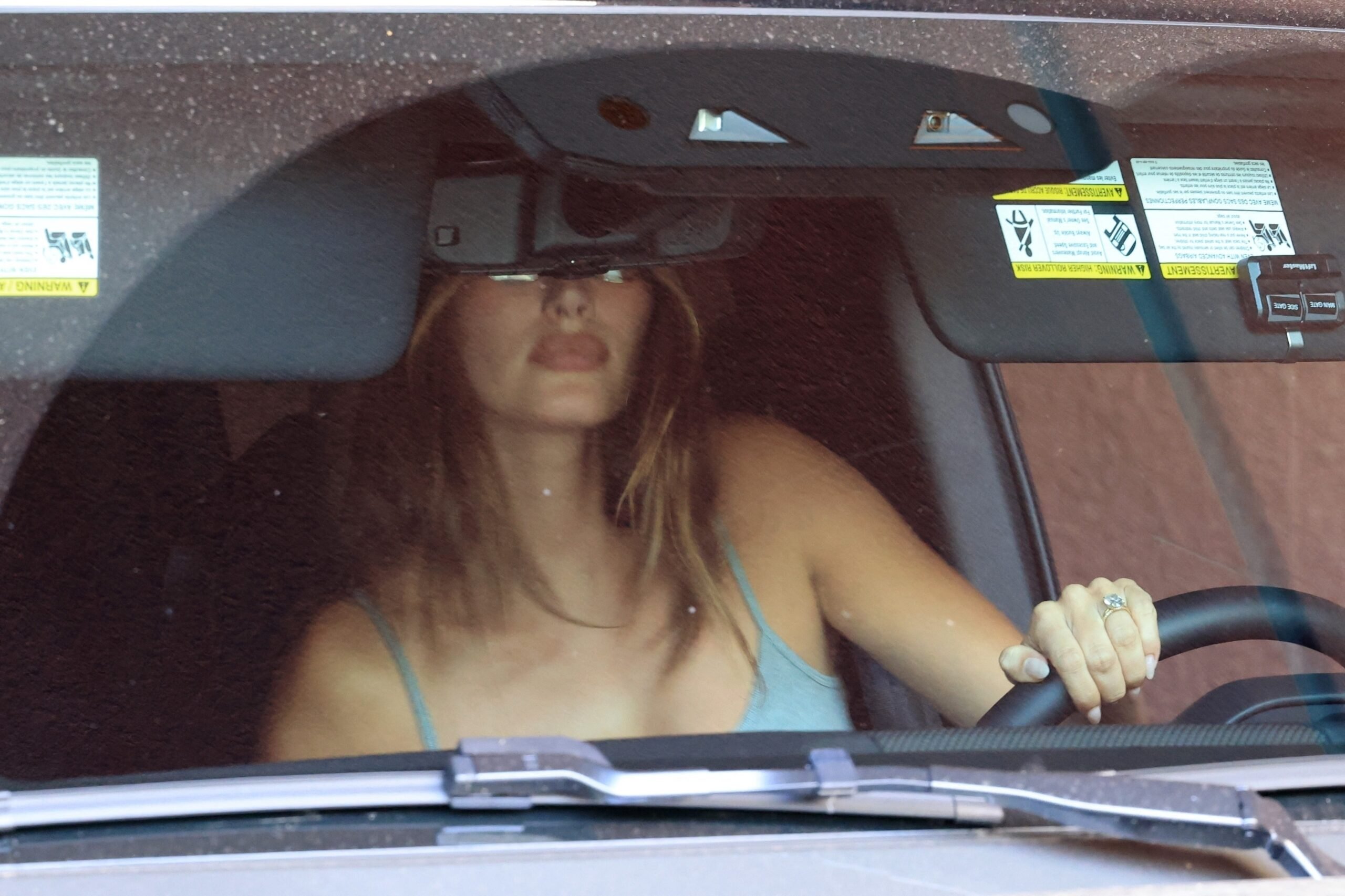 Chirurgie ratée, lèvres déformées : pourquoi les photos de Hailey Bieber sortant d'une clinique esthétique font le buzz