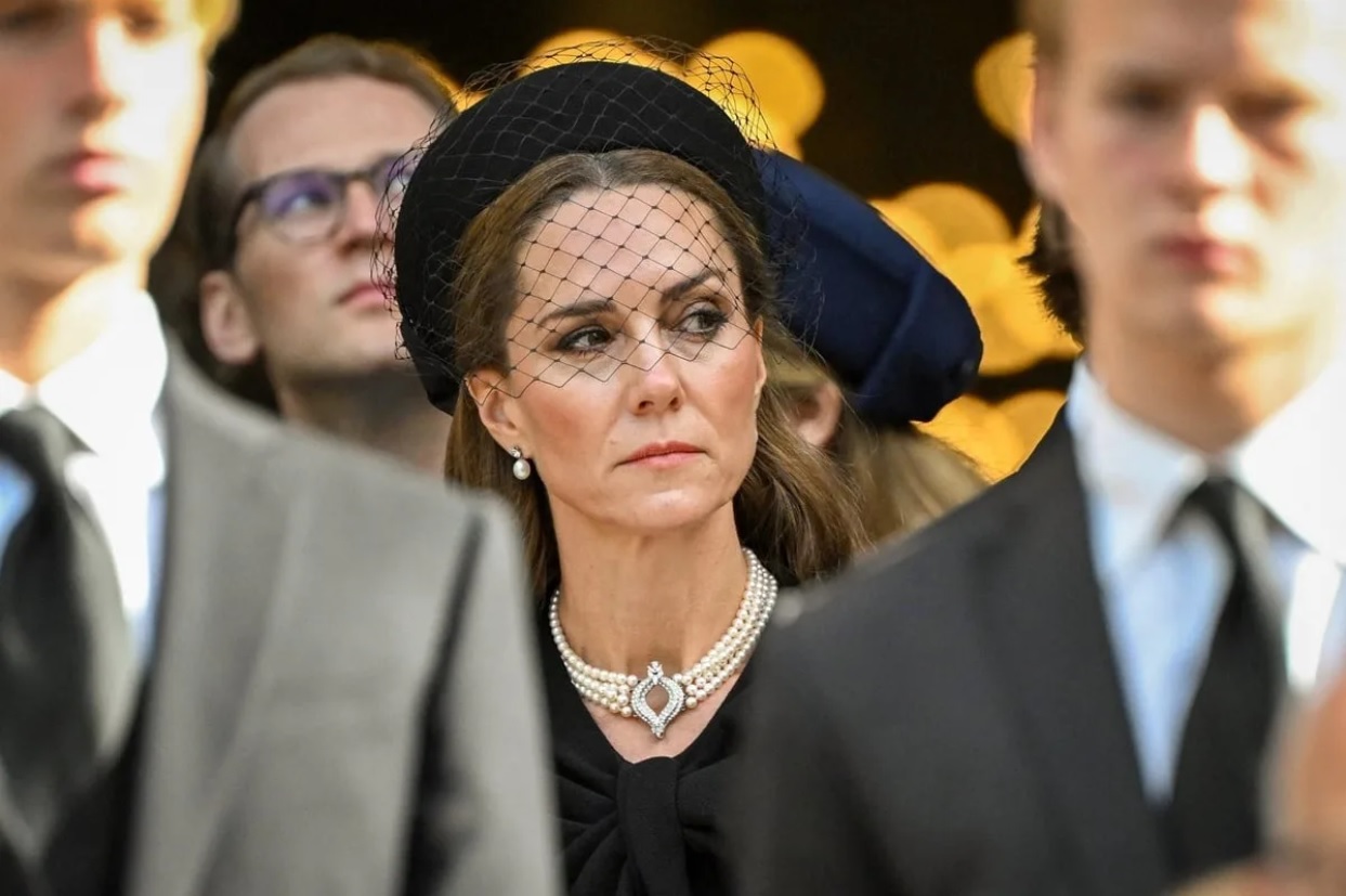 Pourquoi Kate Middleton attire autant l’attention avec sa robe symbolique aux obsèques de la duchesse de Kent