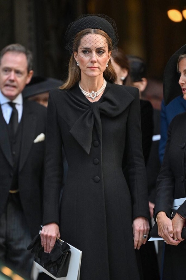 Pourquoi Kate Middleton attire autant l’attention avec sa robe symbolique aux obsèques de la duchesse de Kent