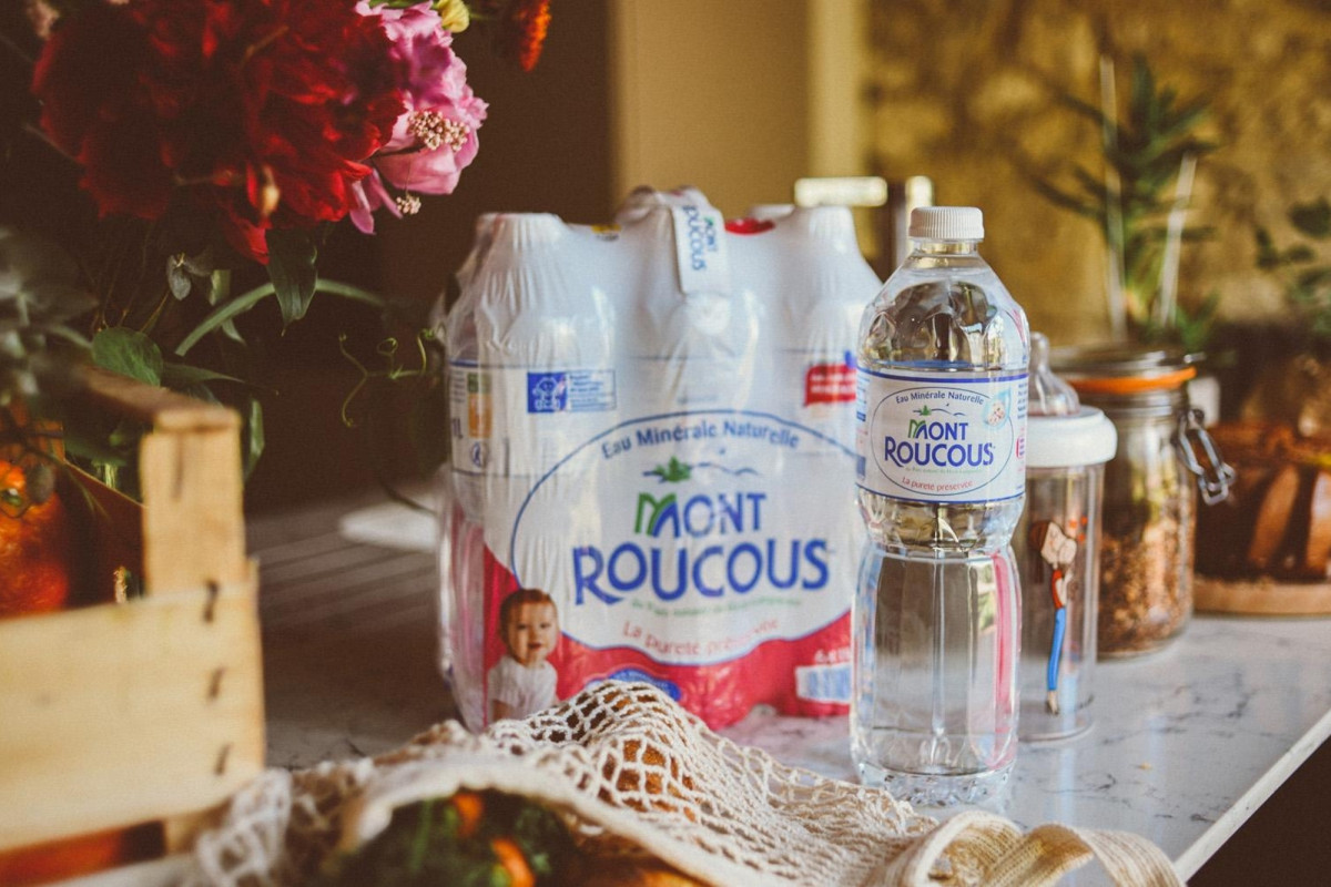 Pénurie d’eau Mont Roucous : voilà pourquoi les bouteilles sont introuvables dans de nombreux magasins