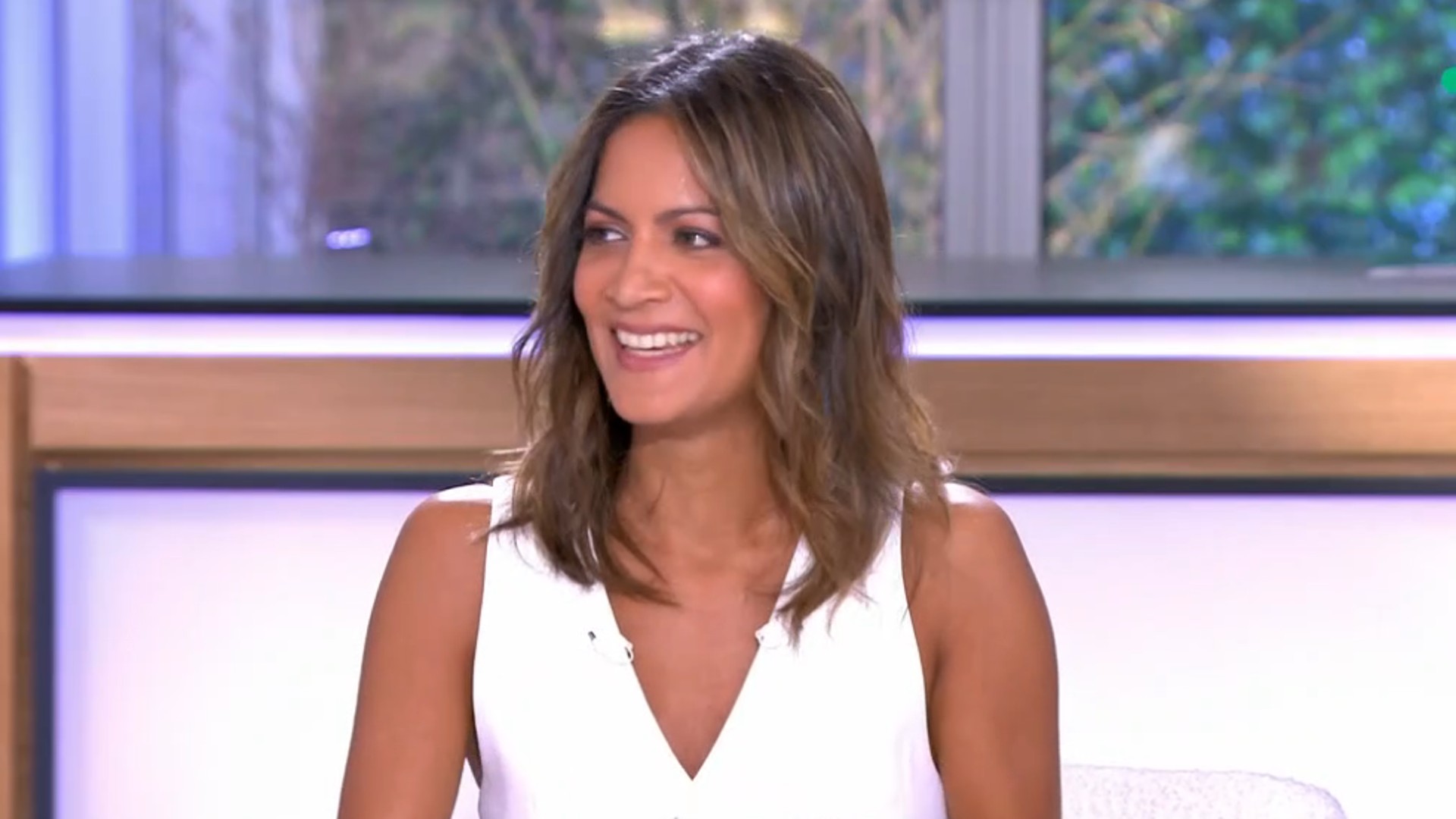 J’aimerais beaucoup : Aurélie Casse tend une perche à Cyril Hanouna en direct