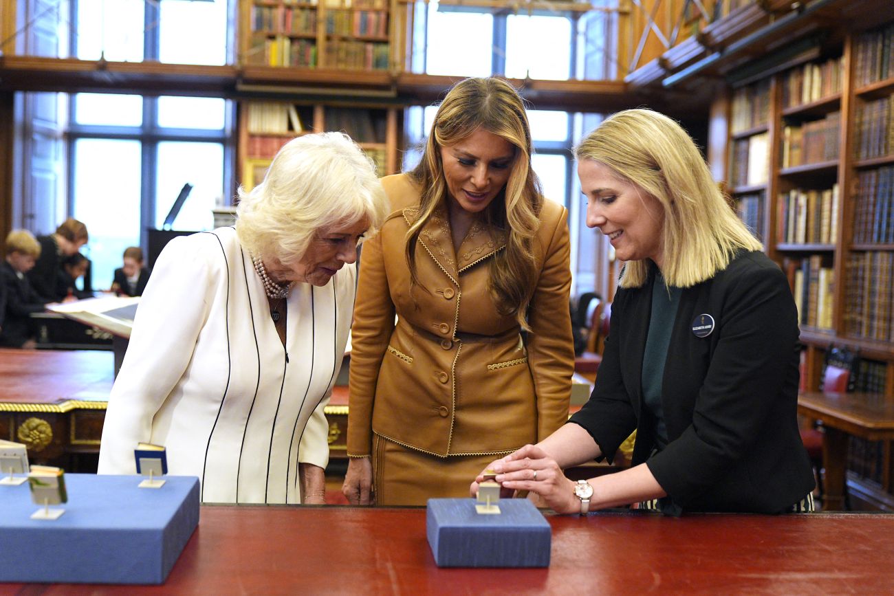 melania-trump-look-cuir-camel-camilla-parker-bowles-visite-royale-3