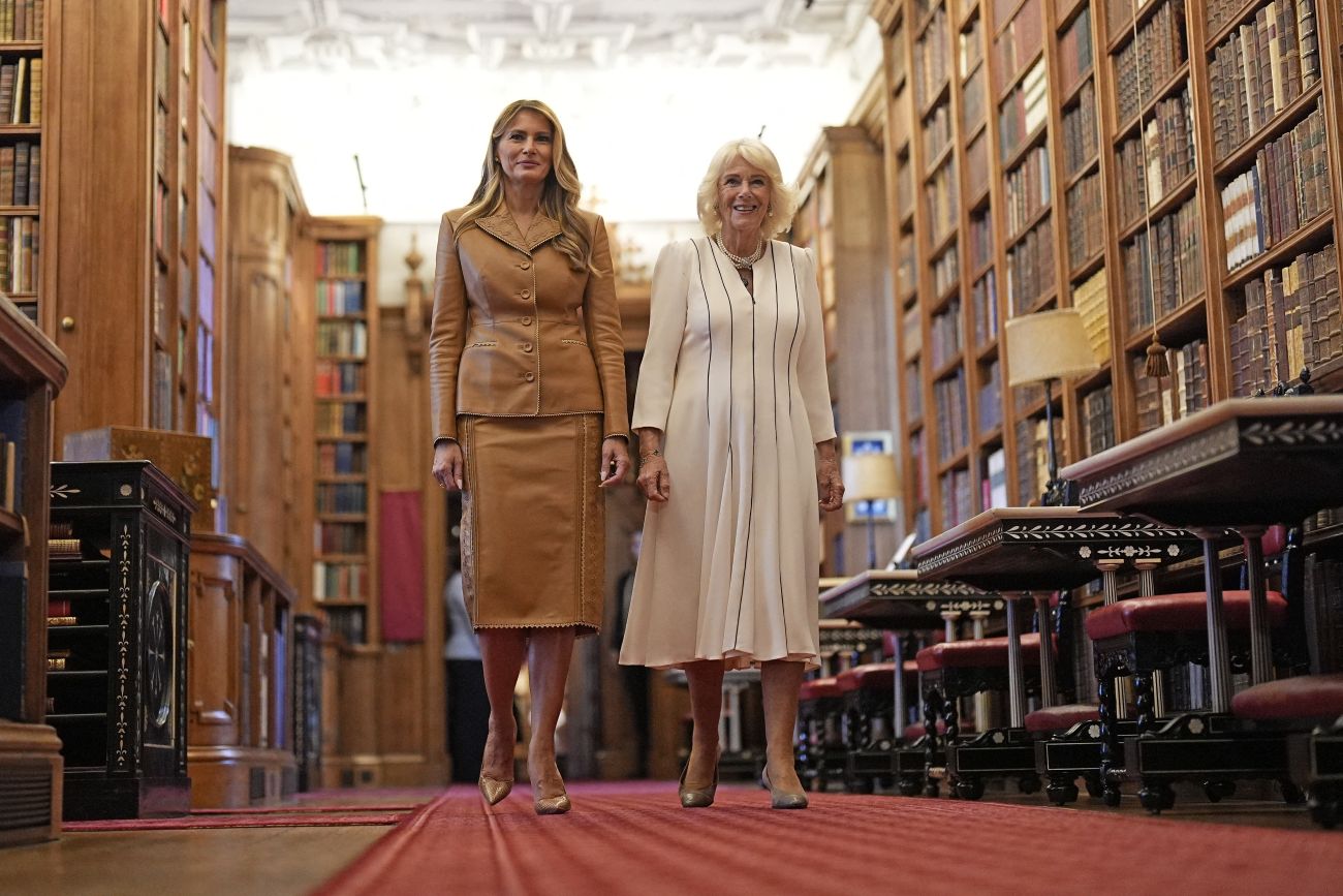 melania-trump-look-cuir-camel-camilla-parker-bowles-visite-royale