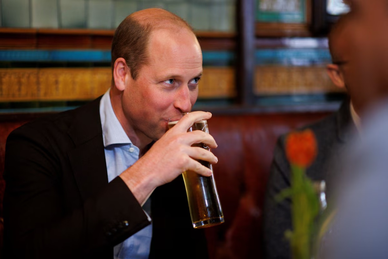 Quand le Prince William se saoule avec une célébrité d’Hollywood, la vidéo surprend tout le monde : Est-ce que c'était sur ta liste ?